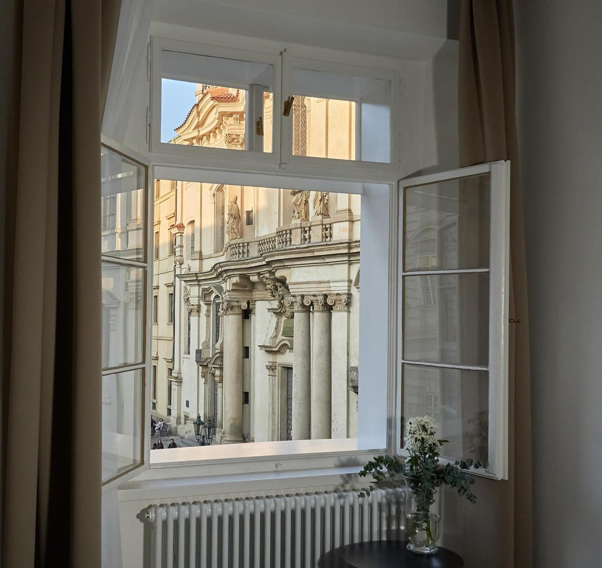Three Golden Crowns Apartments Praga Exterior foto