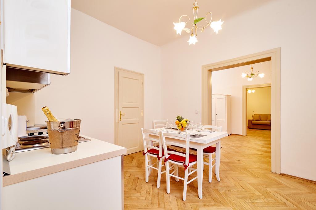 Three Golden Crowns Apartments Praga Exterior foto