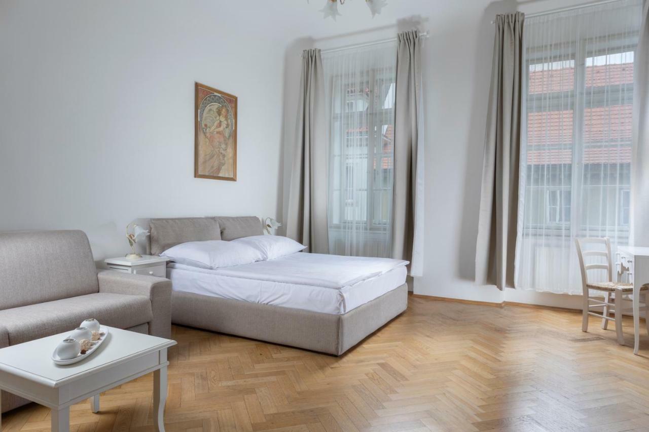 Three Golden Crowns Apartments Praga Exterior foto